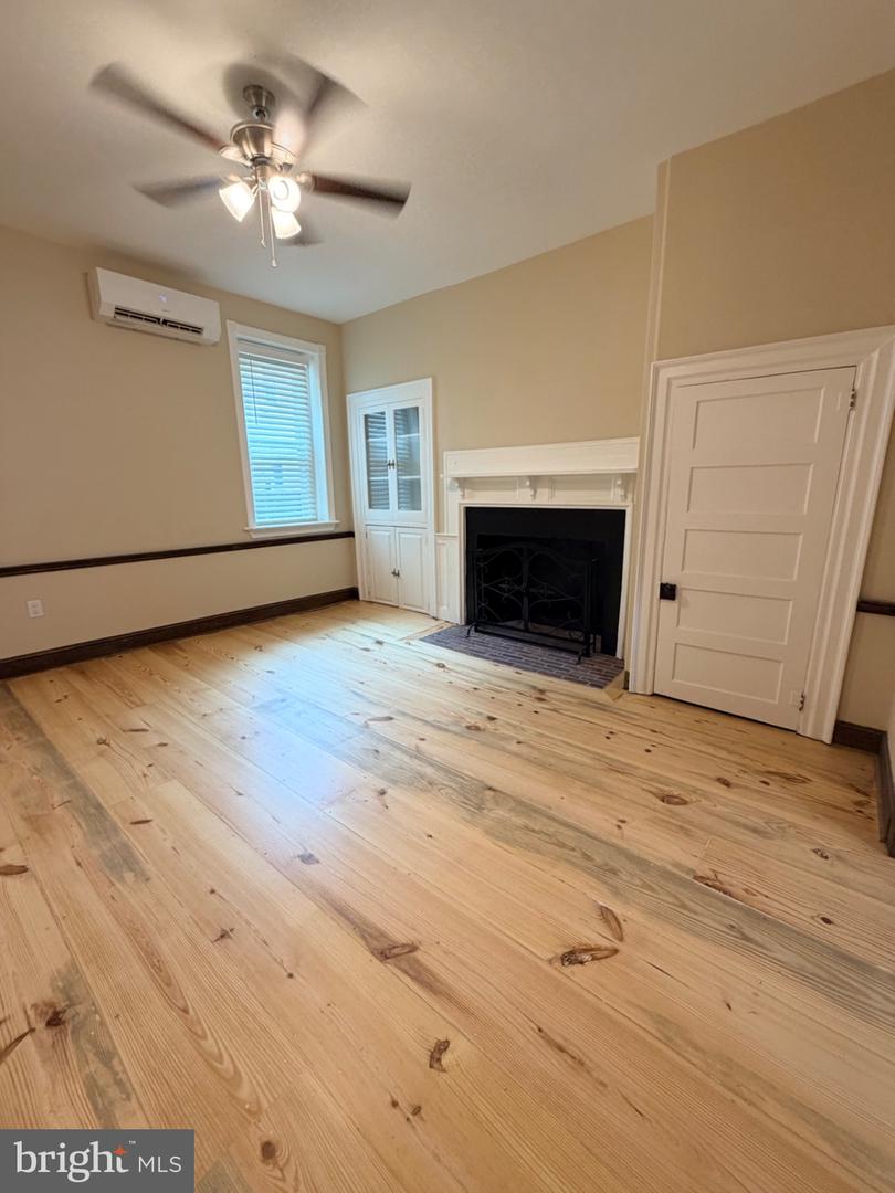 121 E Union St Property Photo 3
