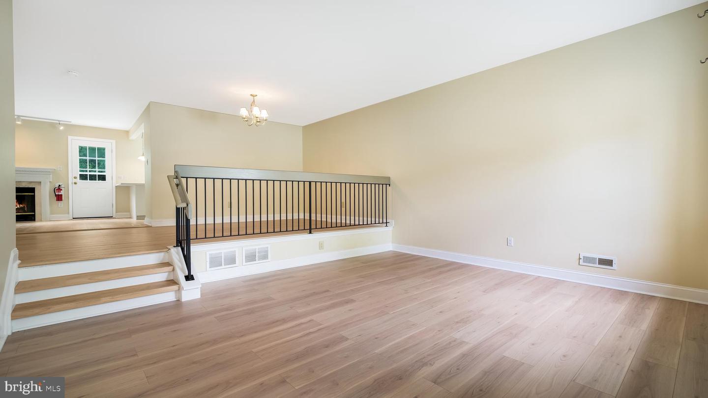102 Sandhurst Dr Property Photo 4