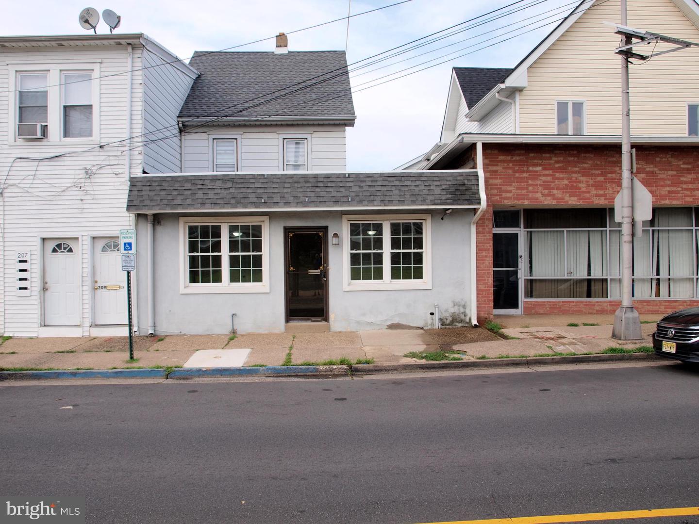209 Bridgeboro St Property Photo 2
