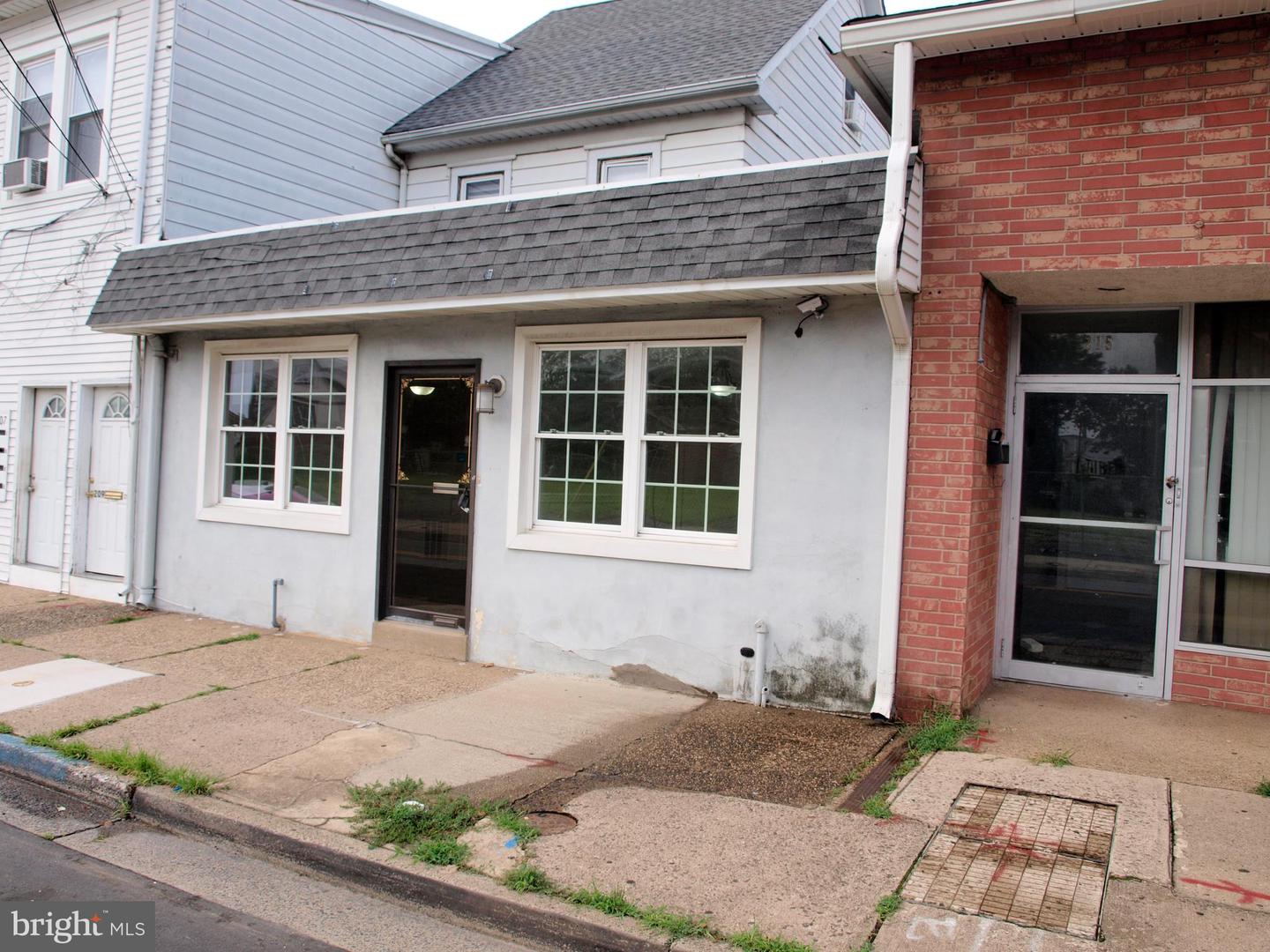 209 Bridgeboro St Property Photo 4
