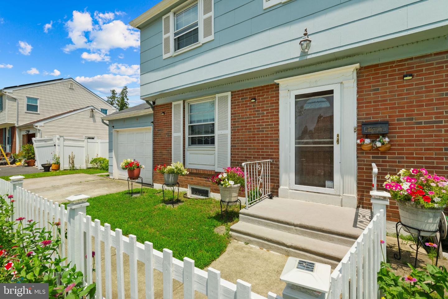 242 Hendrickson Ave Property Photo 4