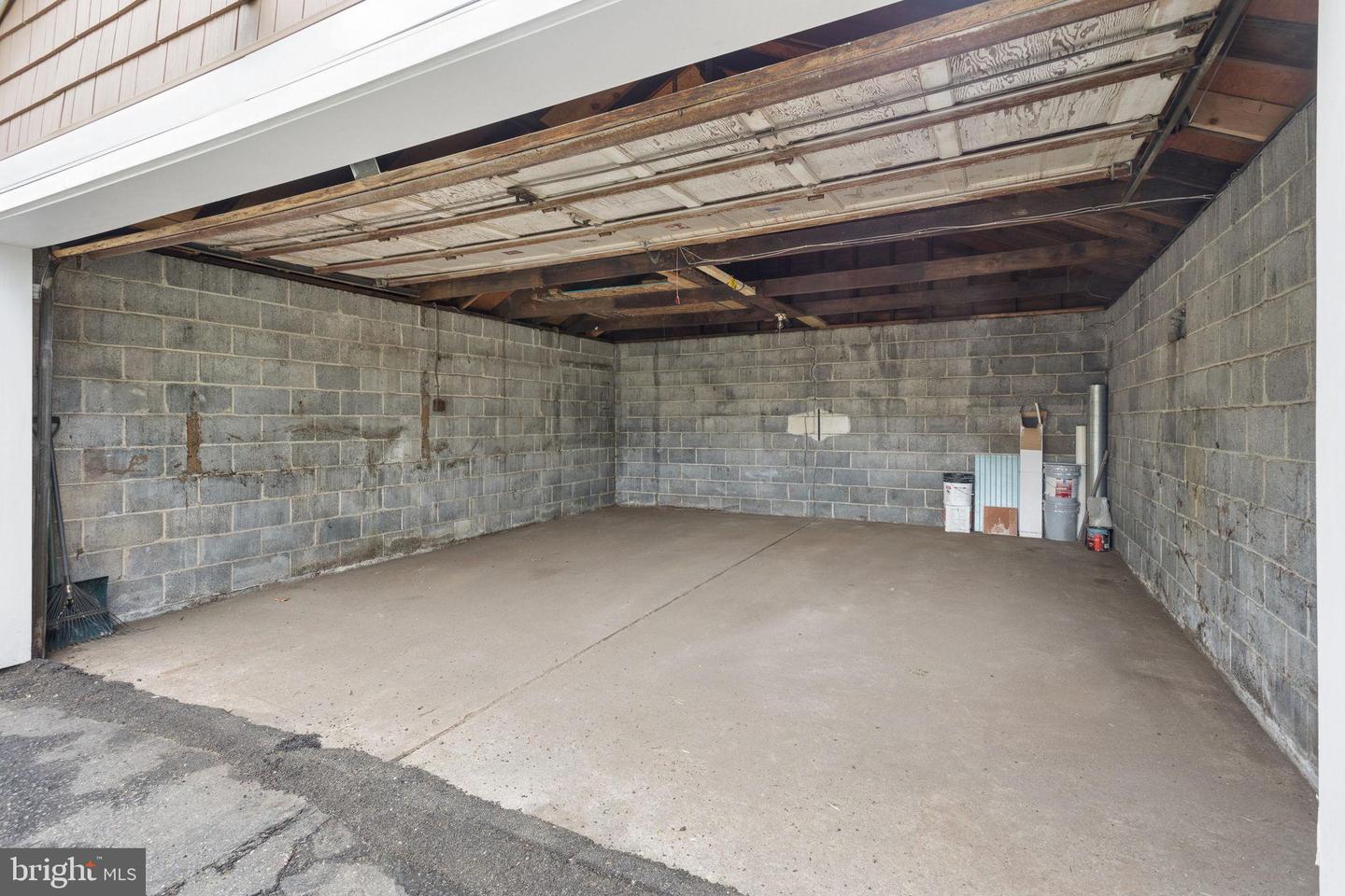 423 W Broad St Property Photo 3
