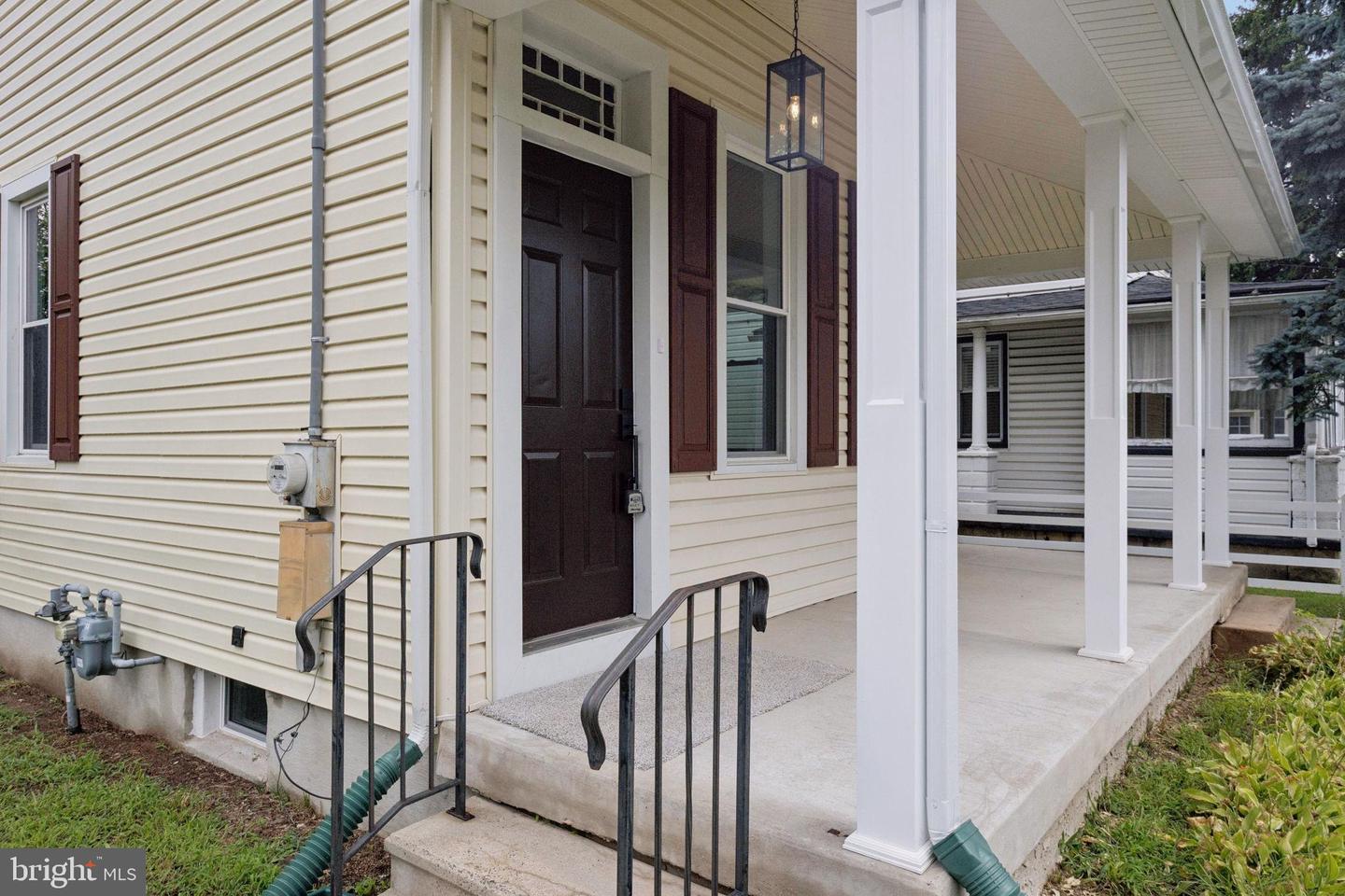 423 W Broad St Property Photo 5