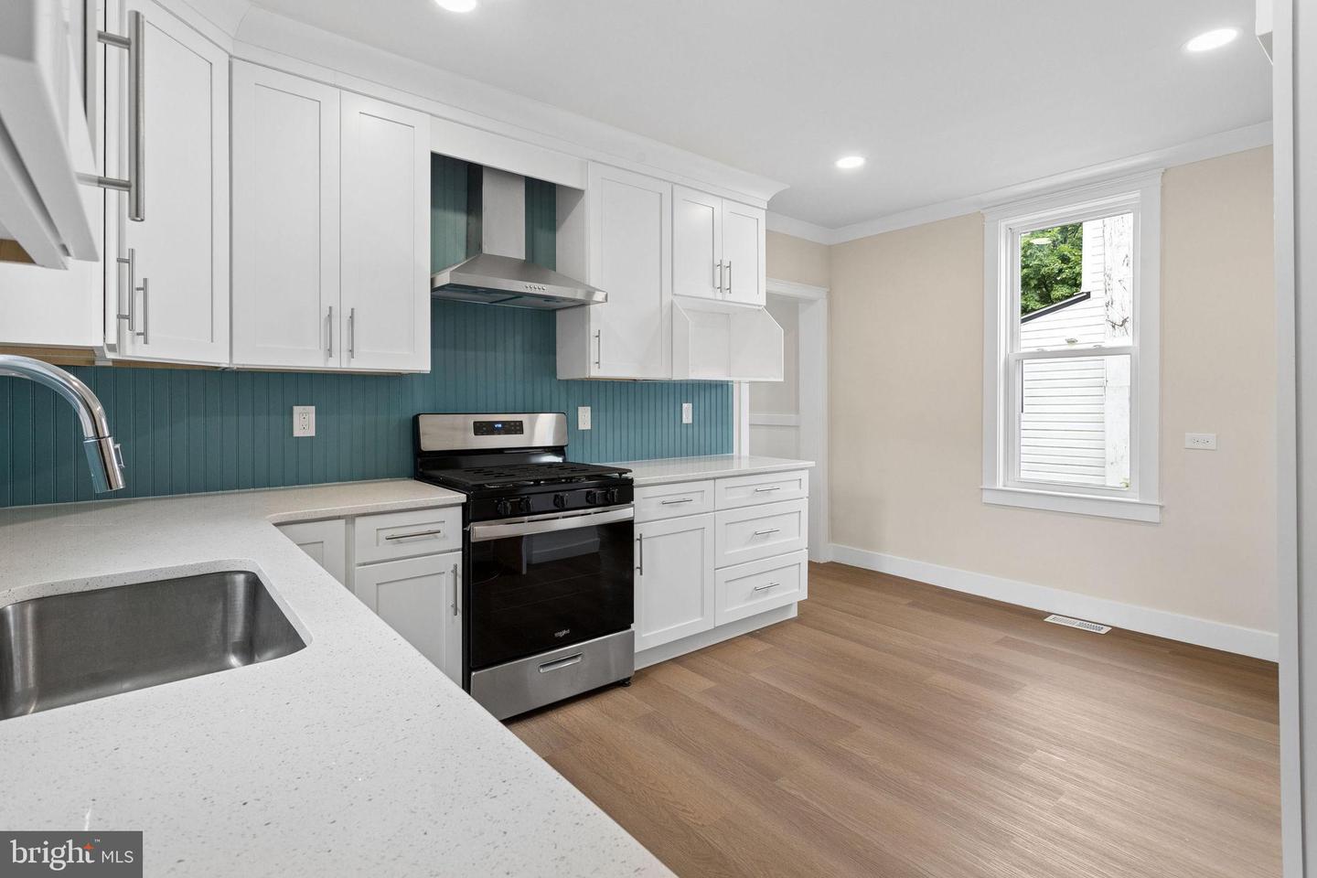 423 W Broad St Property Photo 17