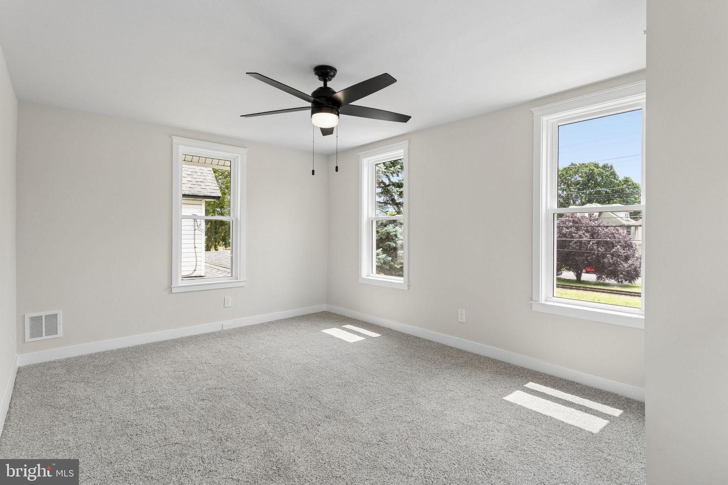 423 W Broad St Property Photo 52