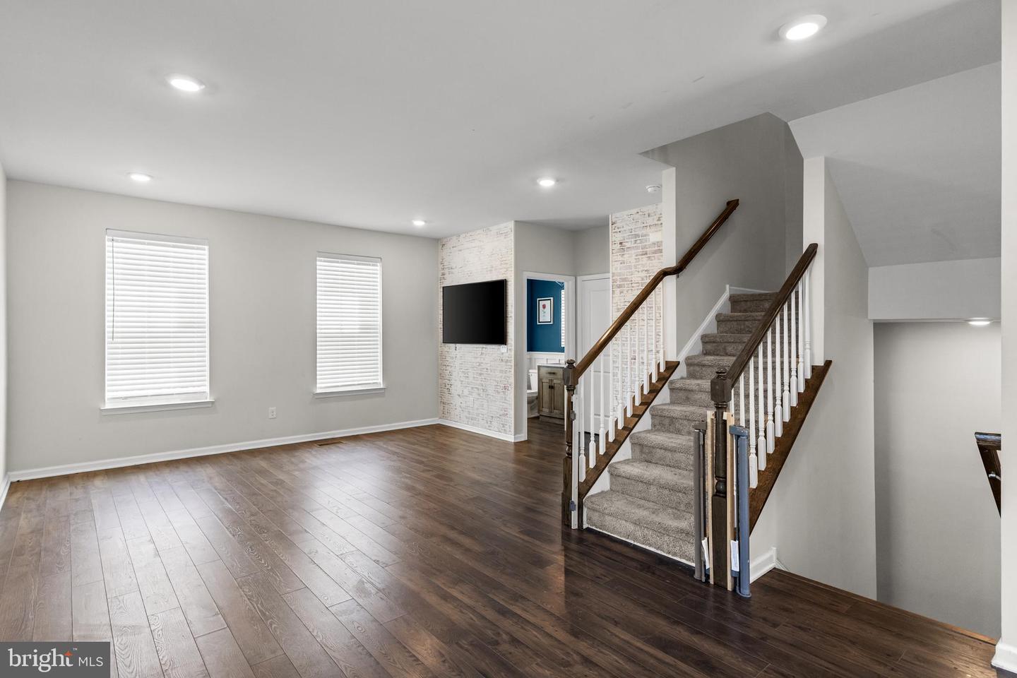 2 Naples Ln Property Photo 6