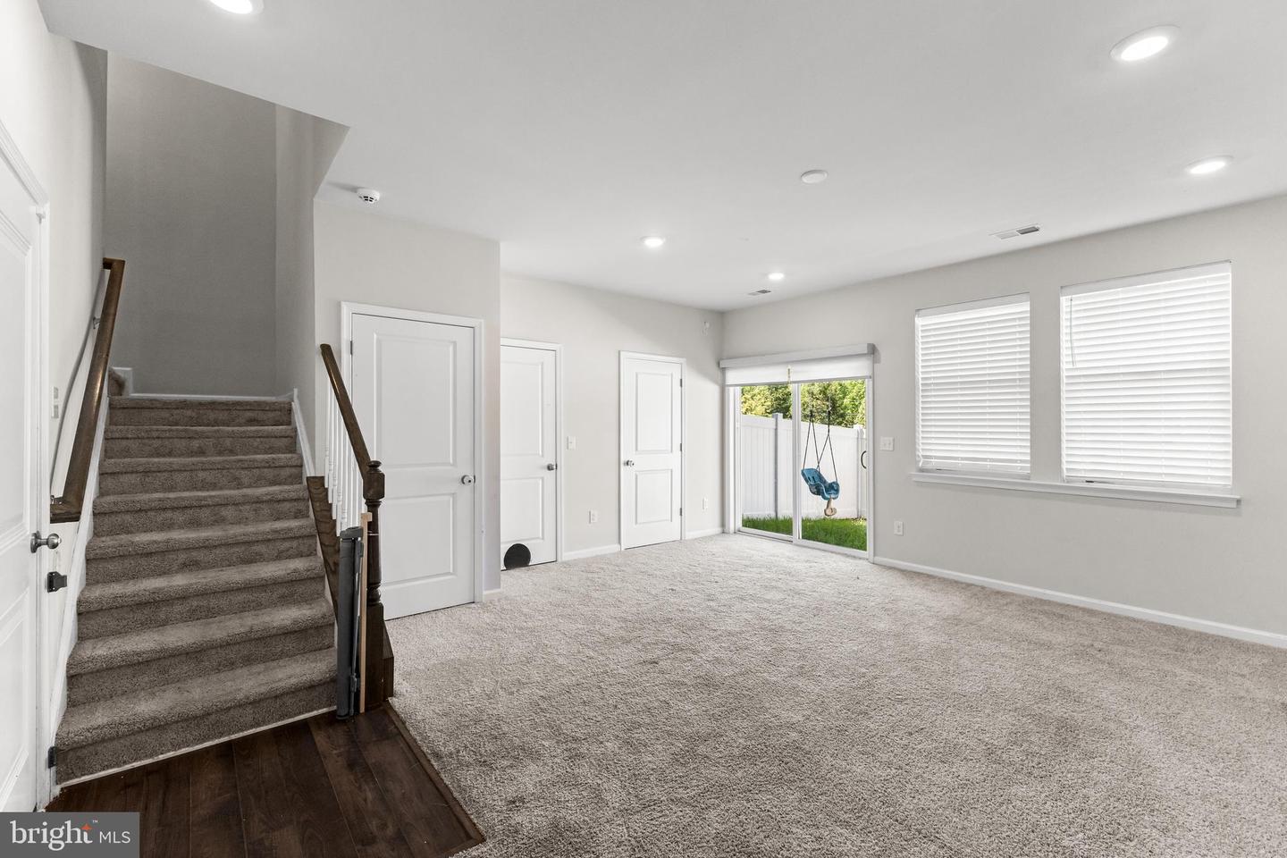 2 Naples Ln Property Photo 9