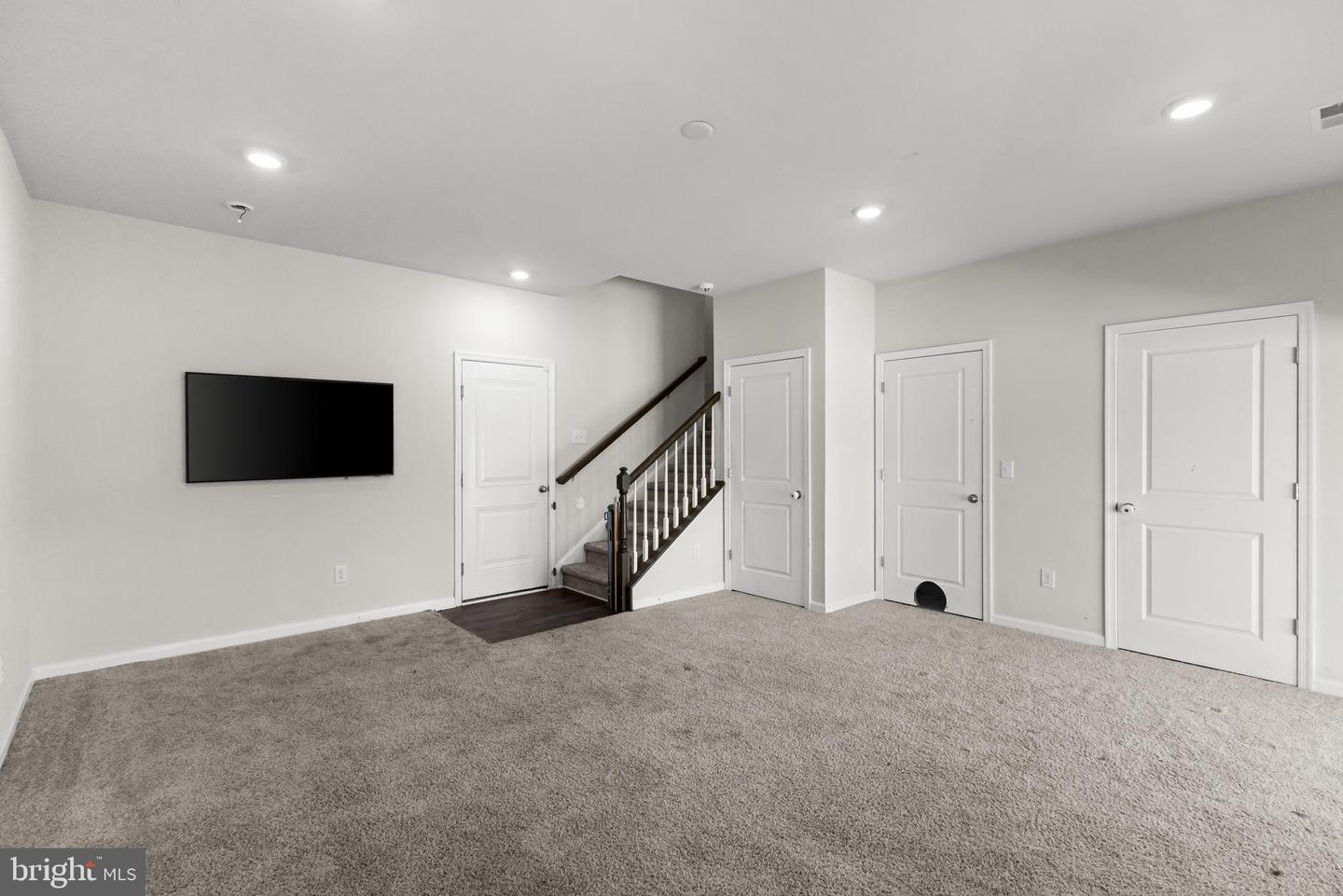 2 Naples Ln Property Photo 11