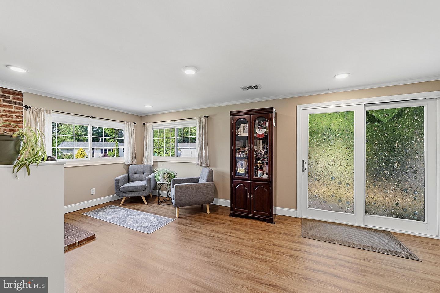 653 Windsor Ave Property Photo 11