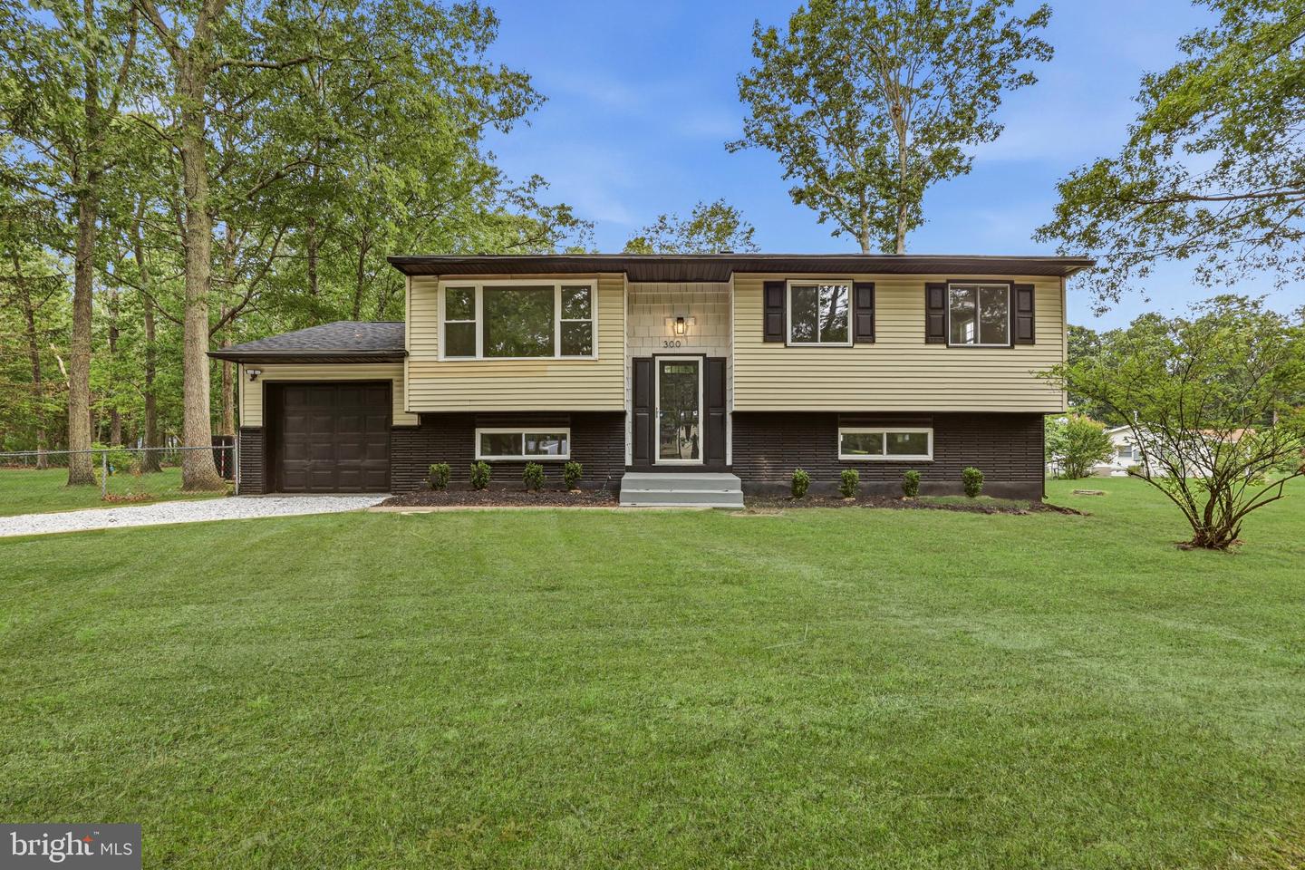300 NEW HAMPSHIRE RD Property Photo 1