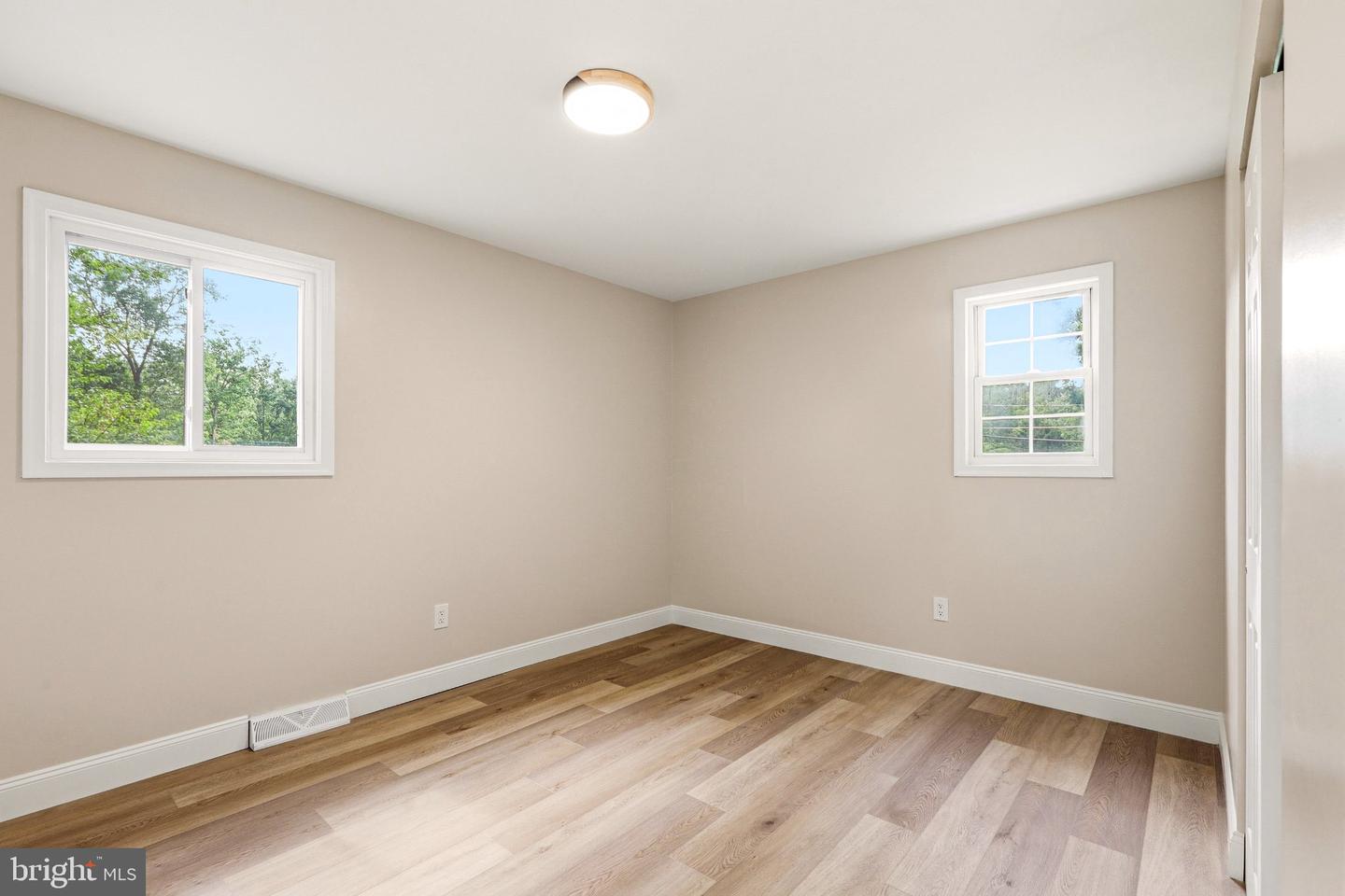 300 New Hampshire Rd Property Photo 16