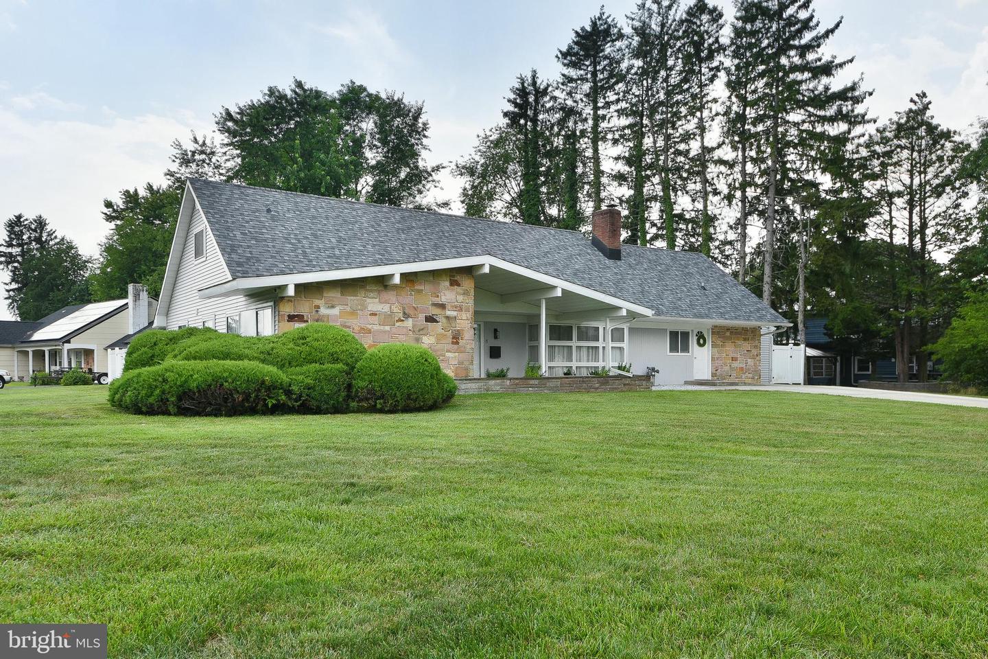8 Windover Ln Property Photo 2