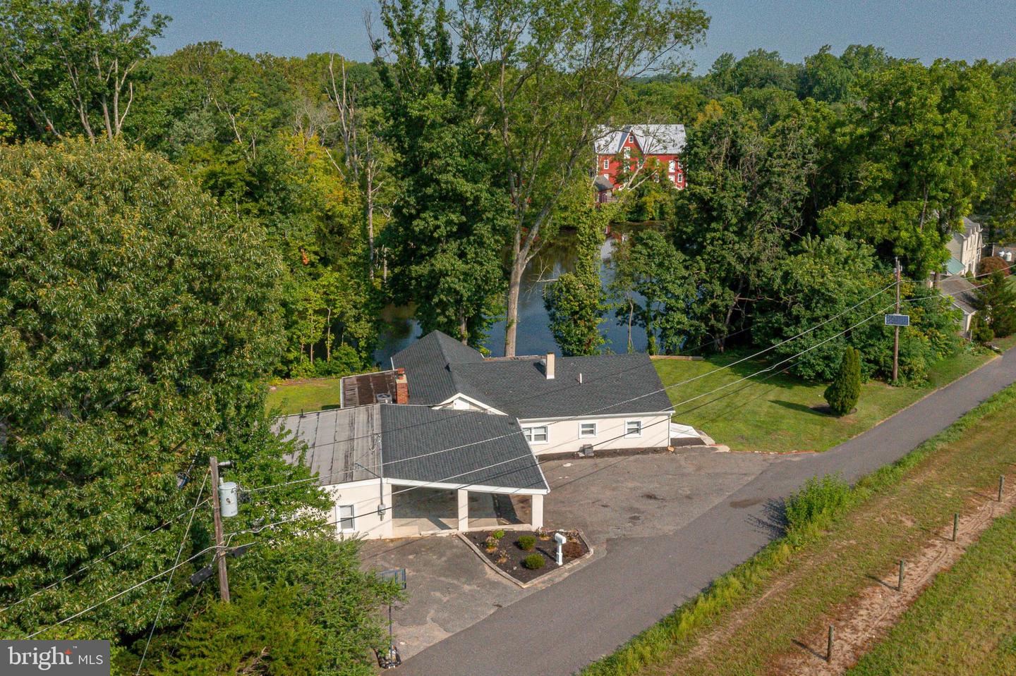8 Lakeside Dr Property Photo 1
