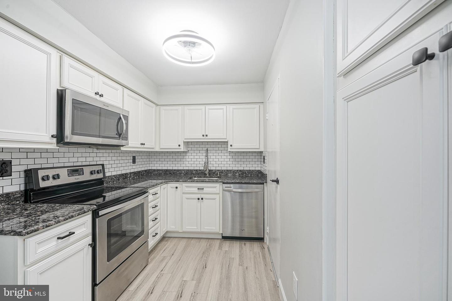 1046 Harbour Dr #1046 Property Photo 4