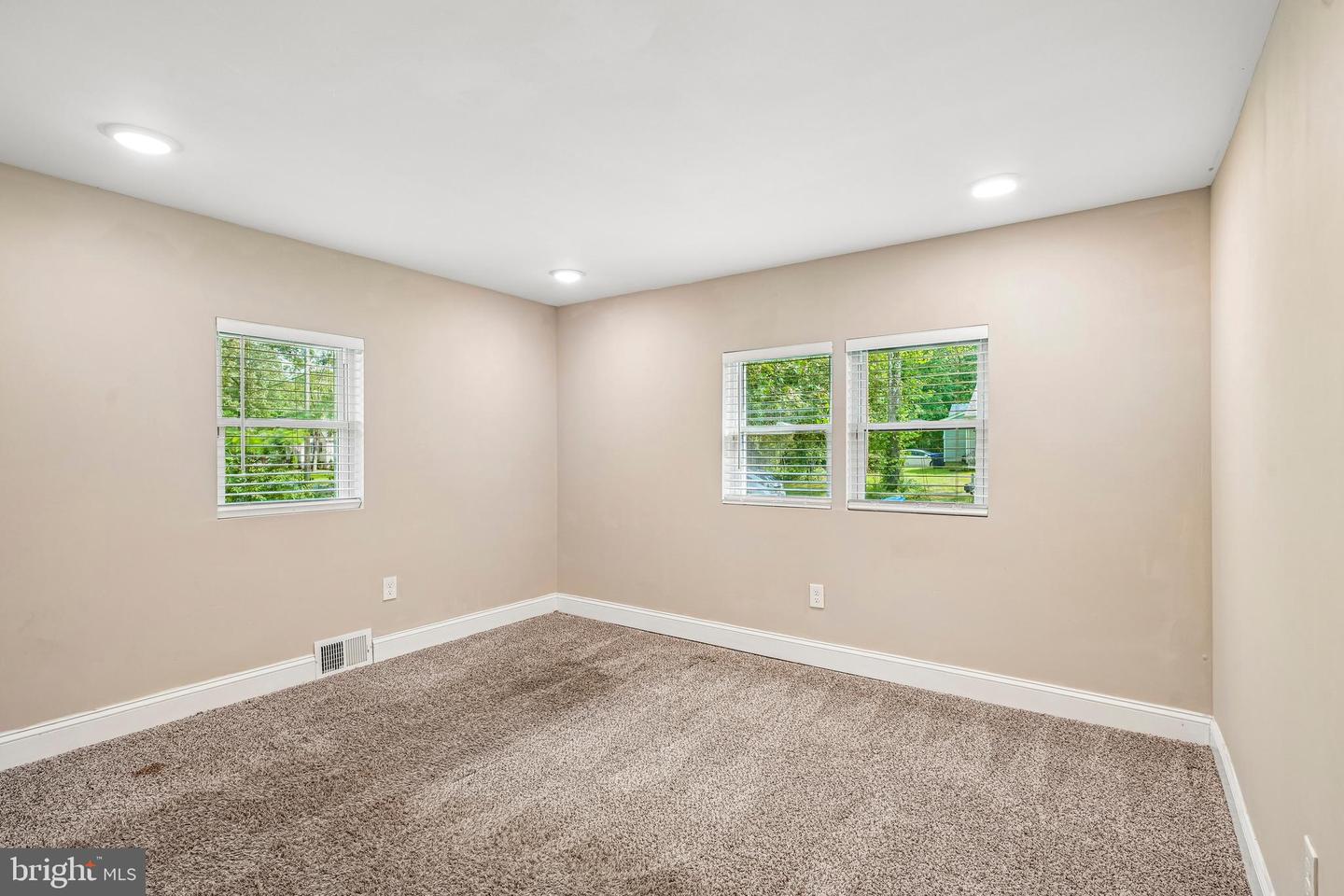 10 Maple Ln Property Photo 17
