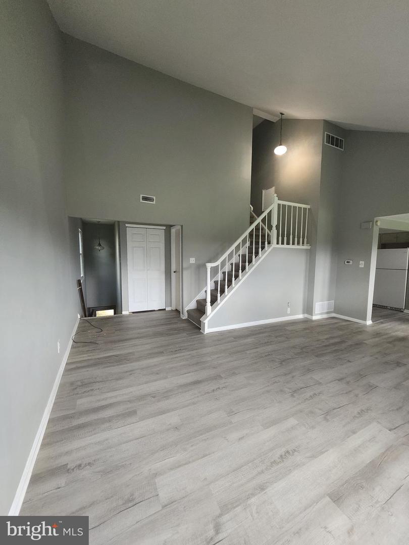 109 Chaucer Rd #b Property Photo 6