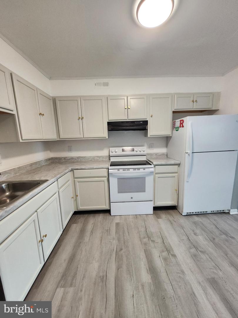 109 Chaucer Rd #b Property Photo 10
