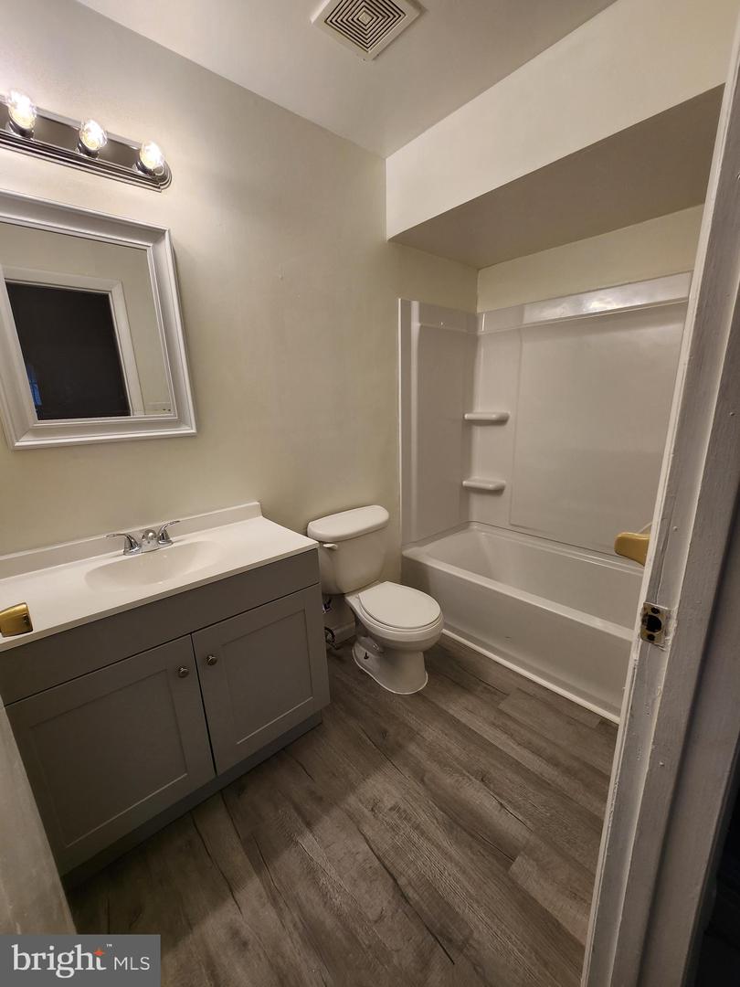 109 Chaucer Rd #b Property Photo 15