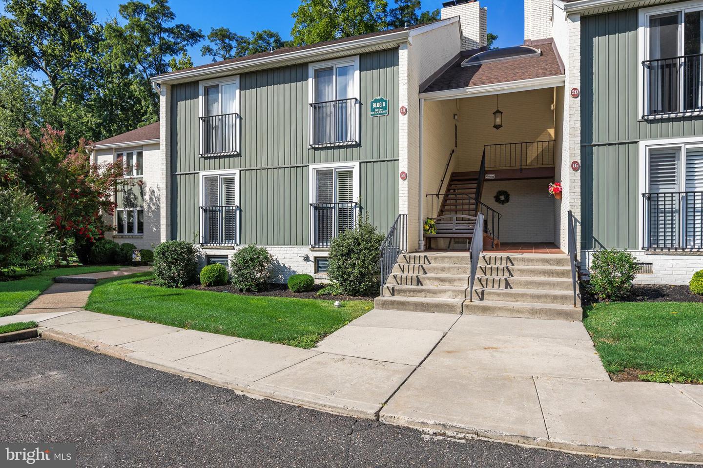 14 E CLOSE Property Photo 1