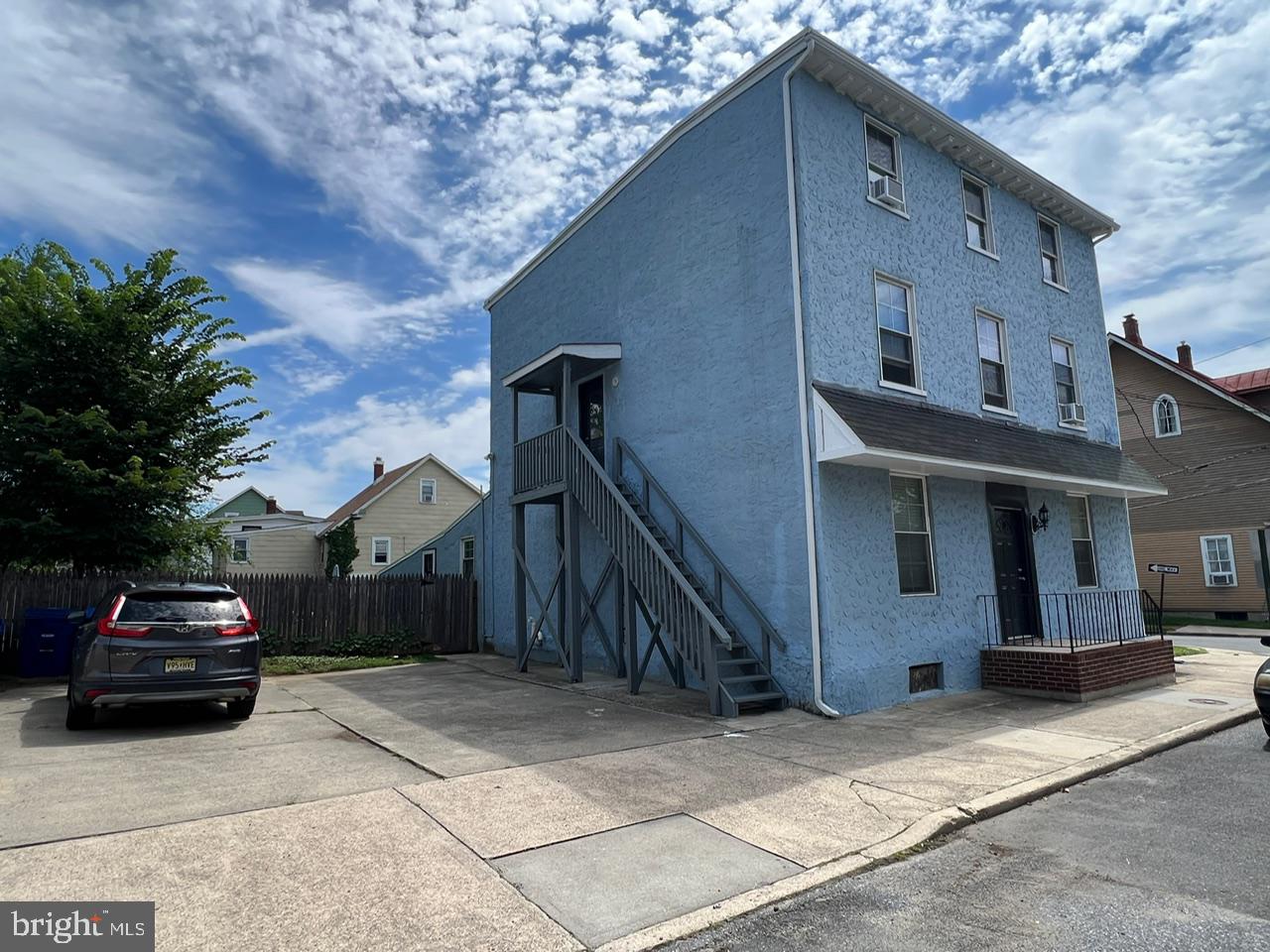 39 BUTTONWOOD ST #B Property Photo 1
