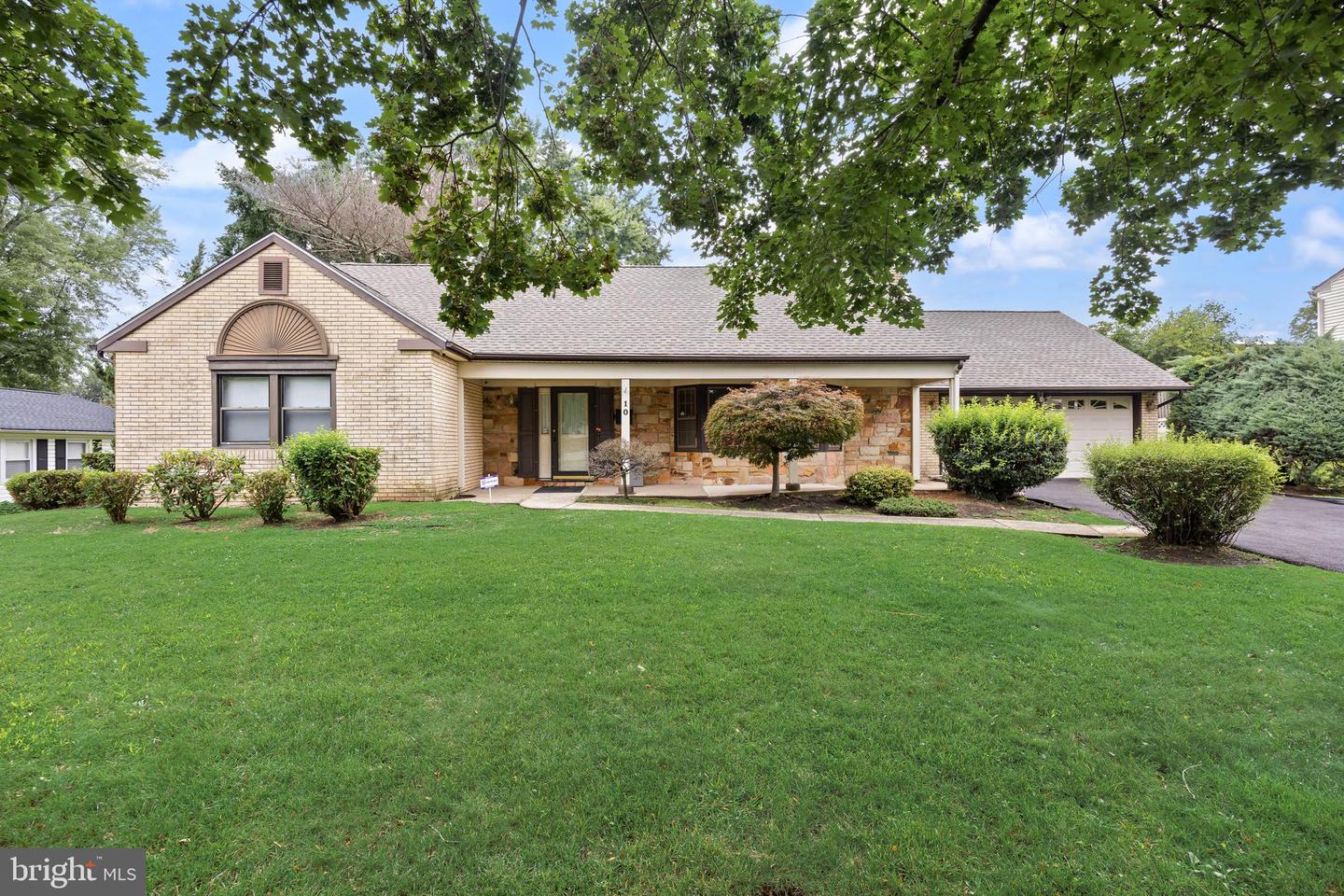 10 Traynor Ln Property Photo 1