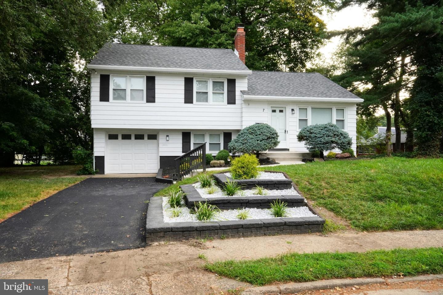7 WINDSOR PL Property Photo 1