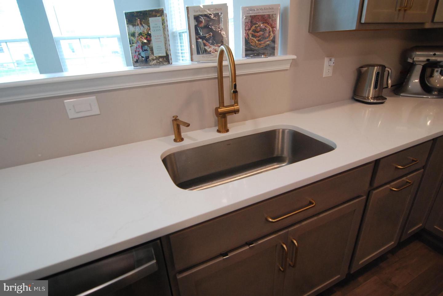 6 Mayfair Ct Property Photo 14