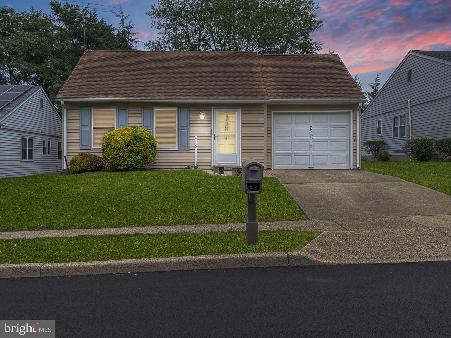 15 Gramercy Pl Property Photo 1