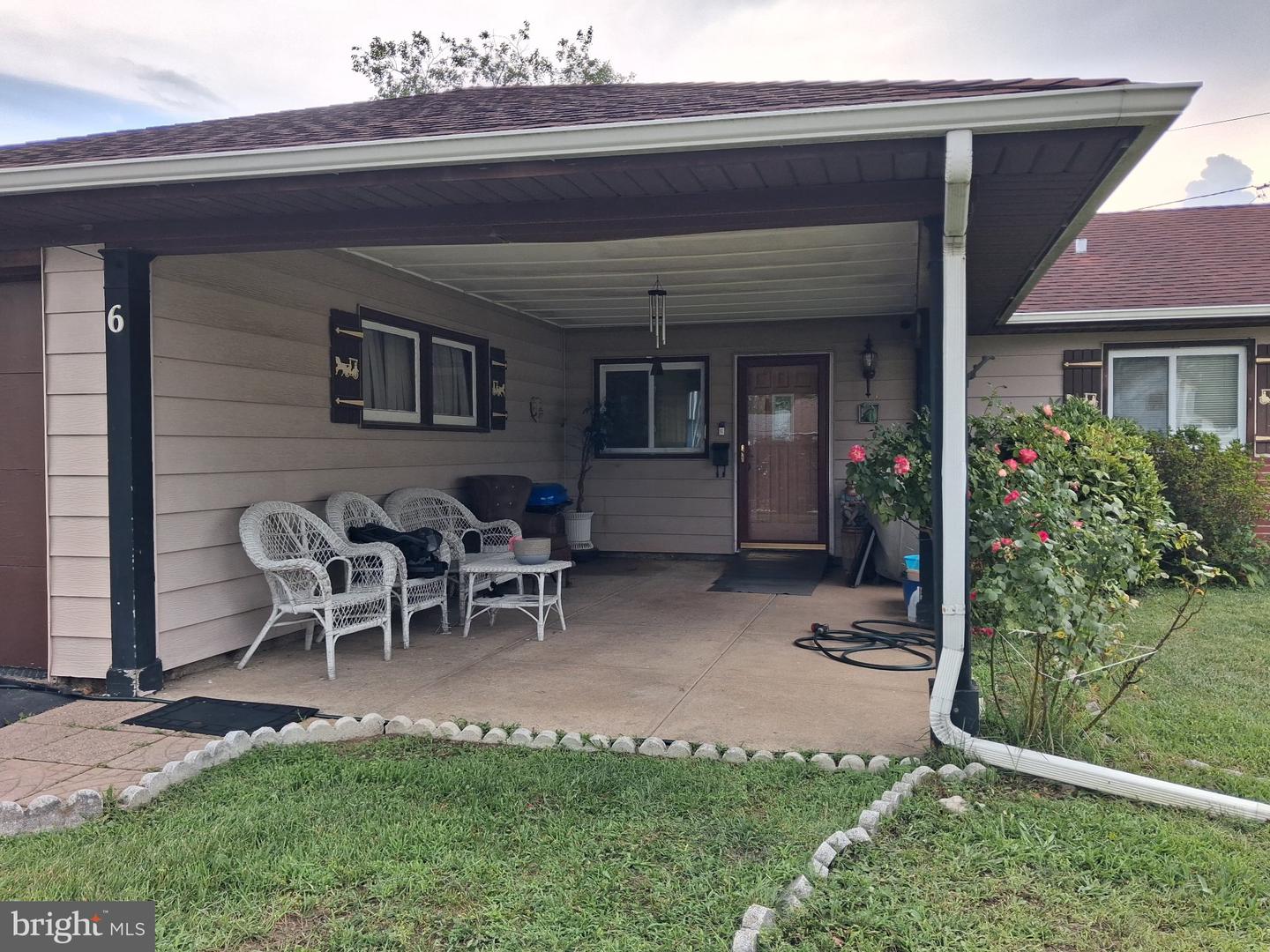 6 Brierdale Ln Property Photo 2