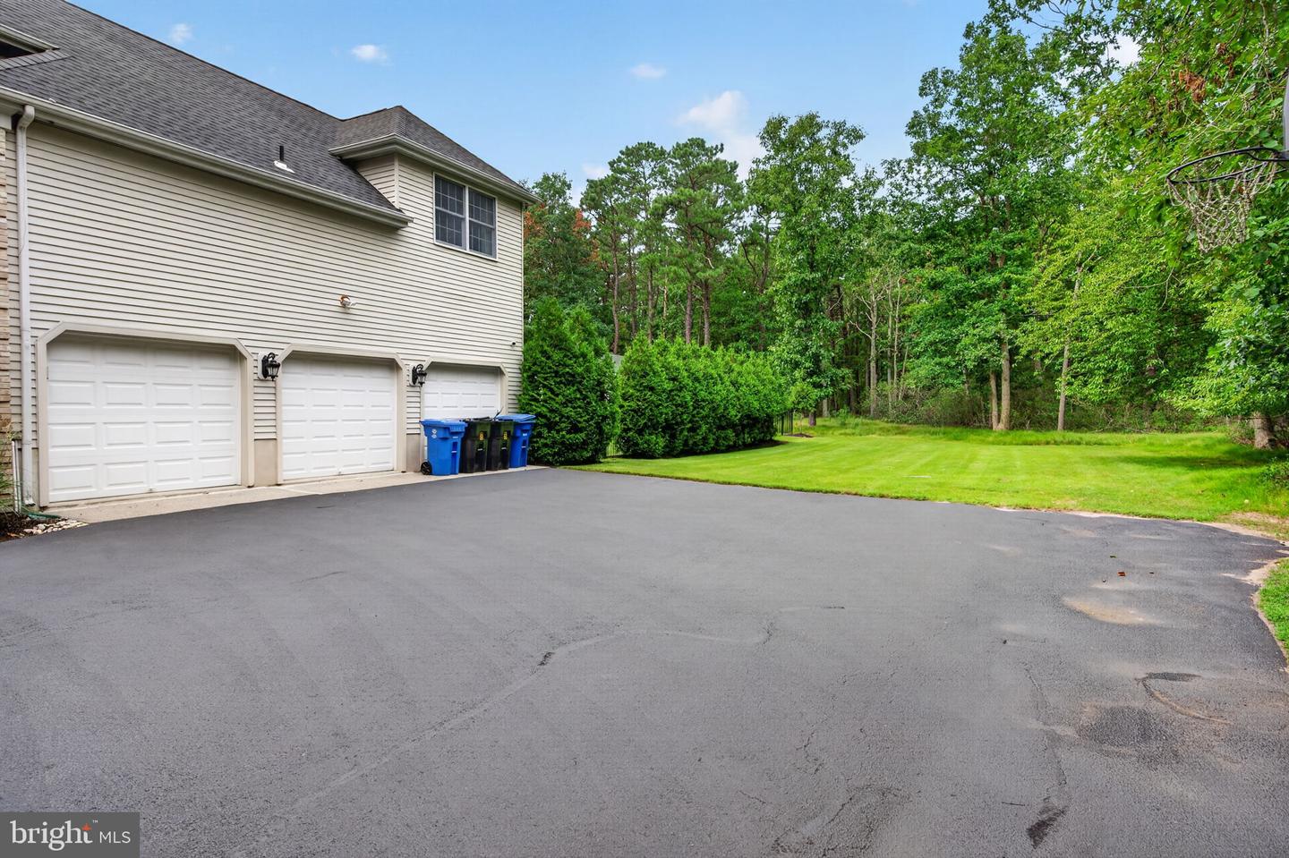 8 Eton Ln Property Photo 4
