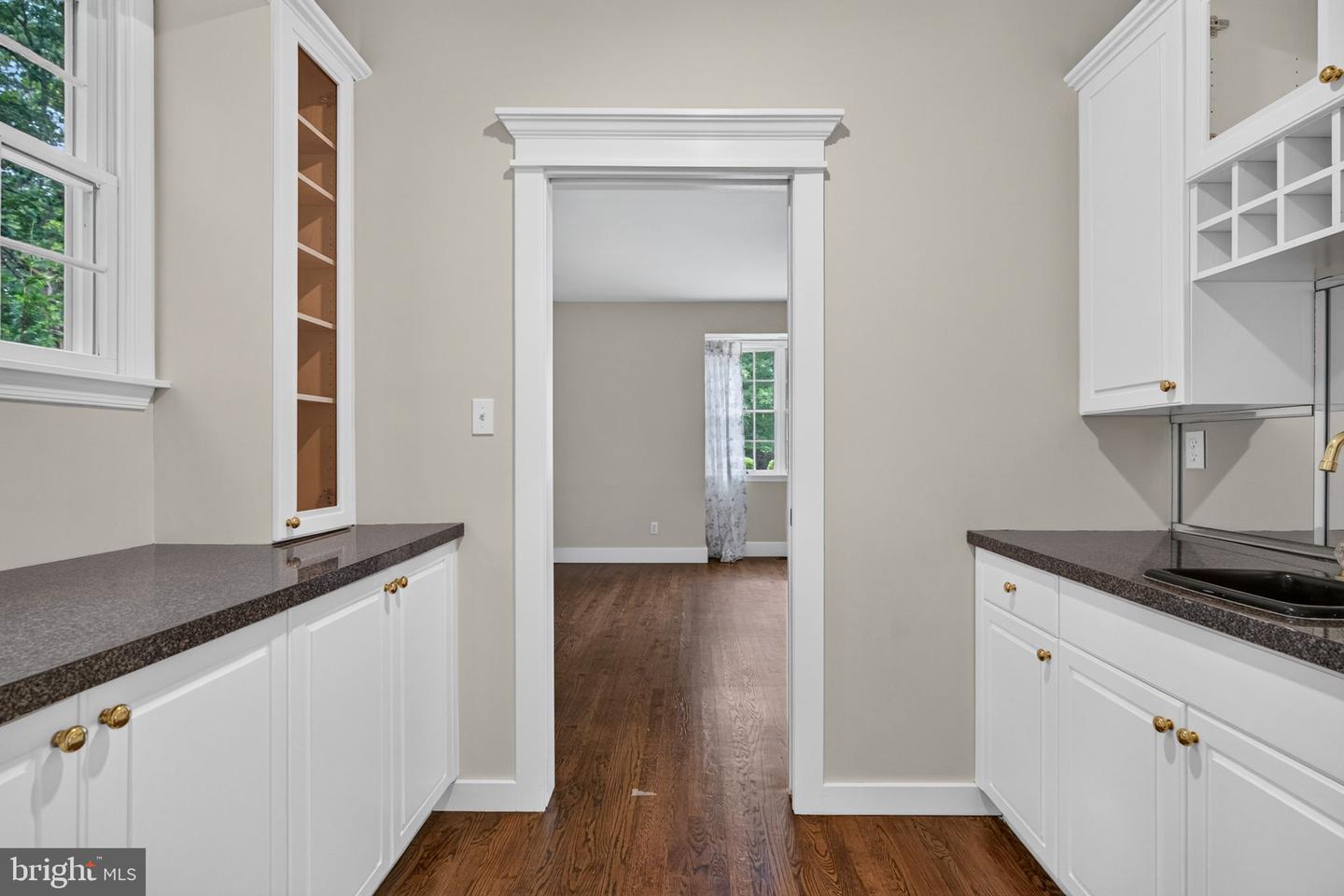 8 Eton Ln Property Photo 15