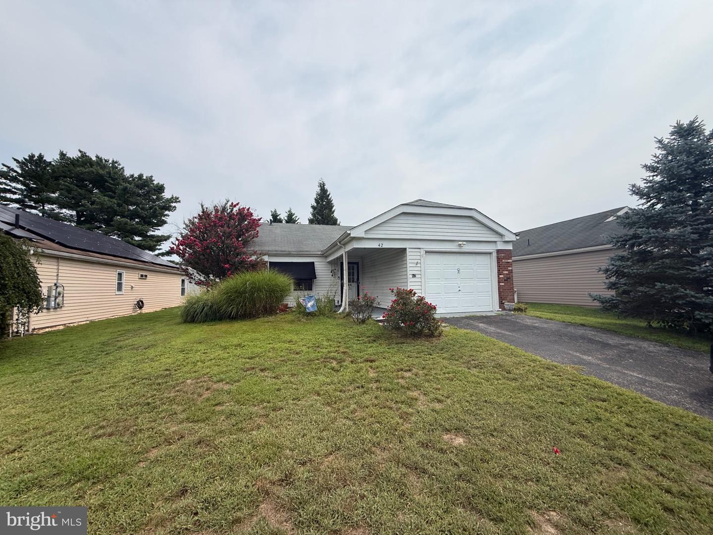 42 New Castle Dr Property Photo 1