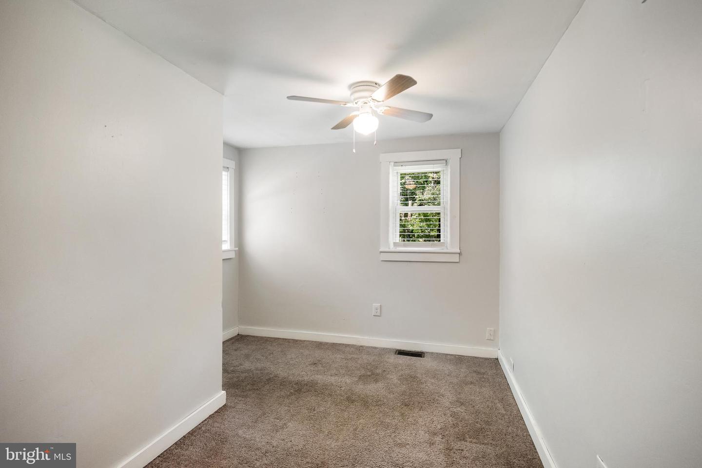 33 Oregon Ave Property Photo 15