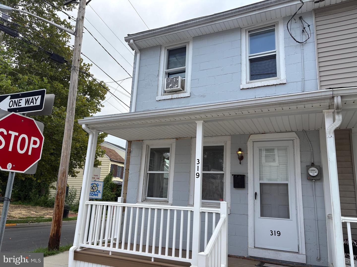 319 Borden St Property Photo 1