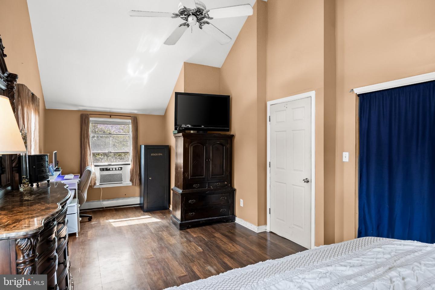 405 3rd St Property Photo 16
