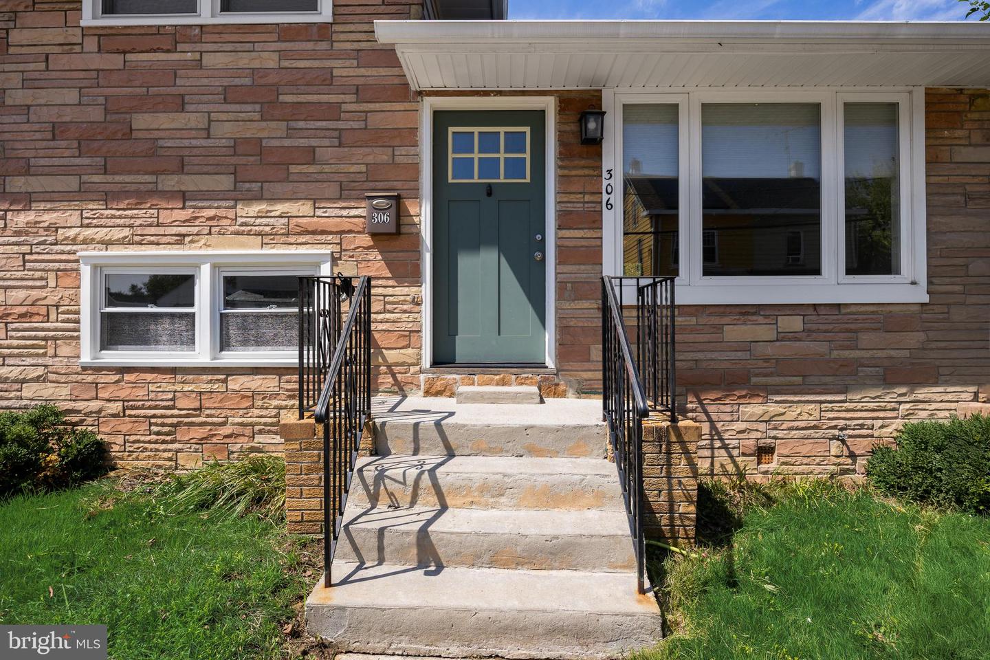 306 Borden St Property Photo 3
