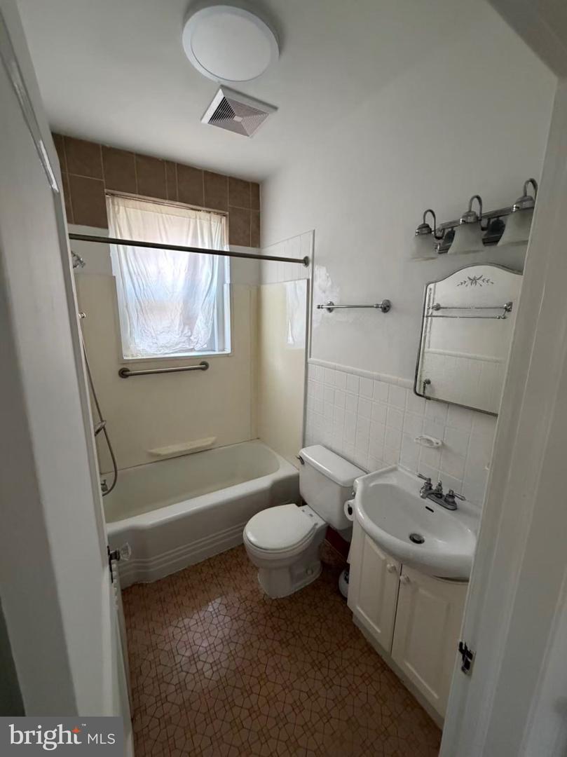 109 E Main St #2 Property Photo 8
