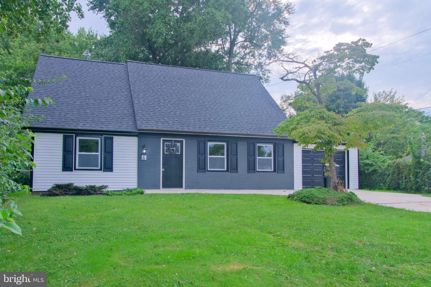 6 MINSTREL LN Property Photo 1