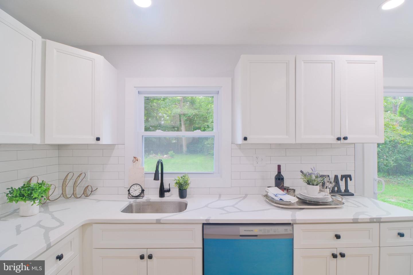 6 Minstrel Ln Property Photo 8