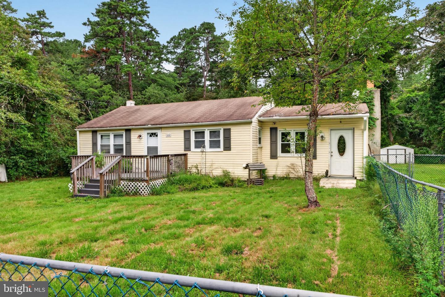 525 Larch Ave Property Photo 1