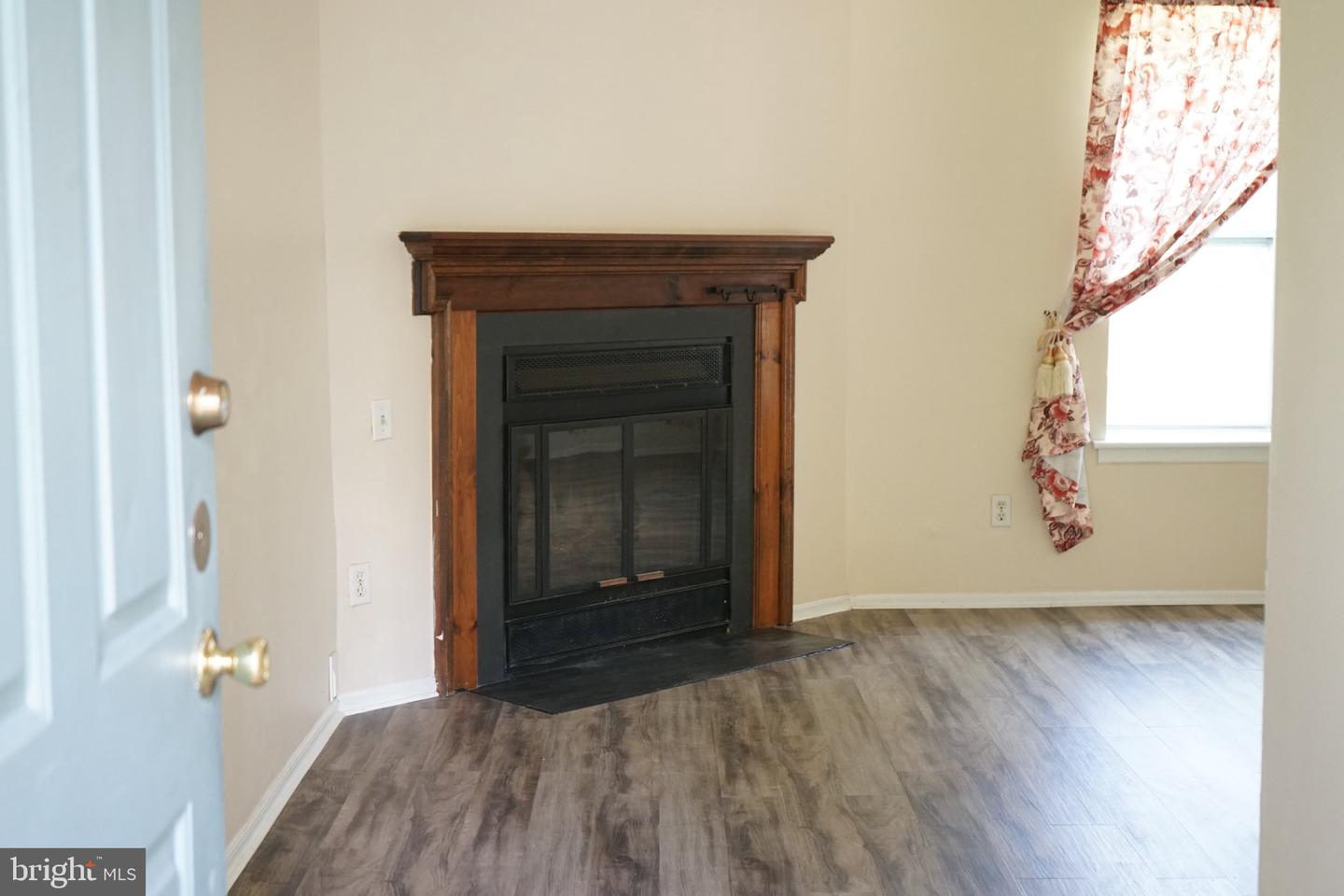 906 Roberts Ln Property Photo 2