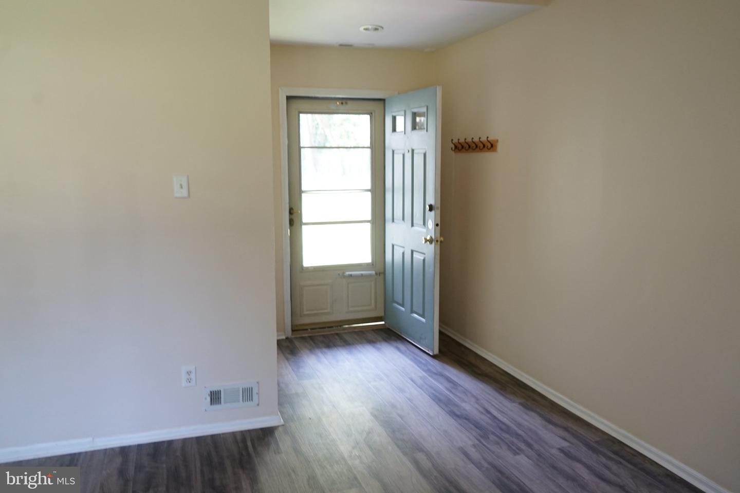 906 Roberts Ln Property Photo 3