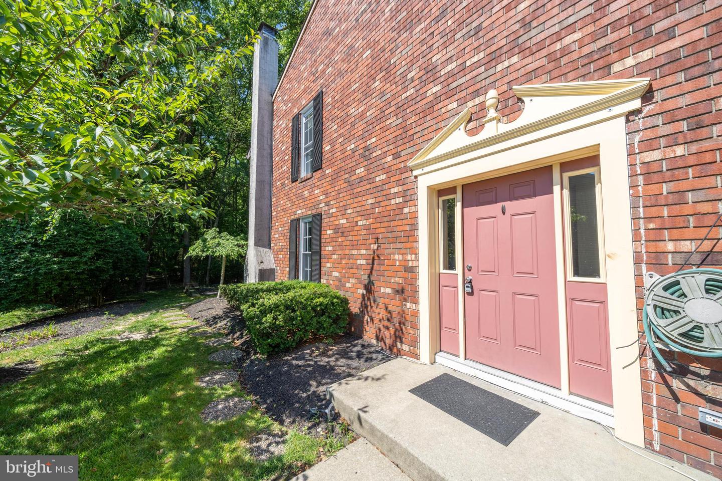 10 Forestview Ct Property Photo 2