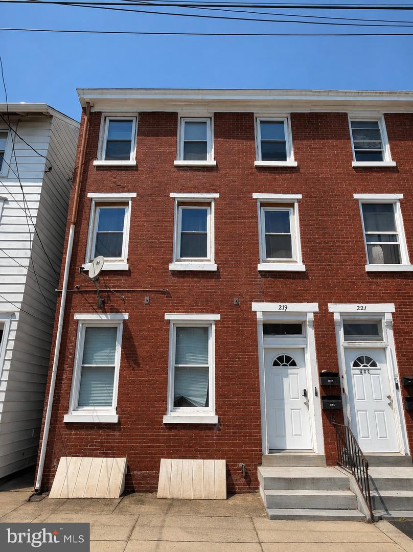 219 E Broad St Property Photo 1