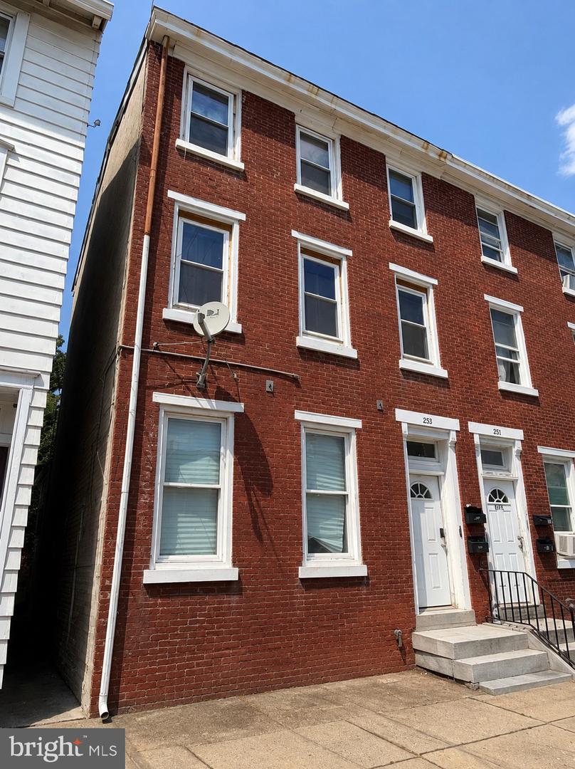 219 E Broad St Property Photo 2