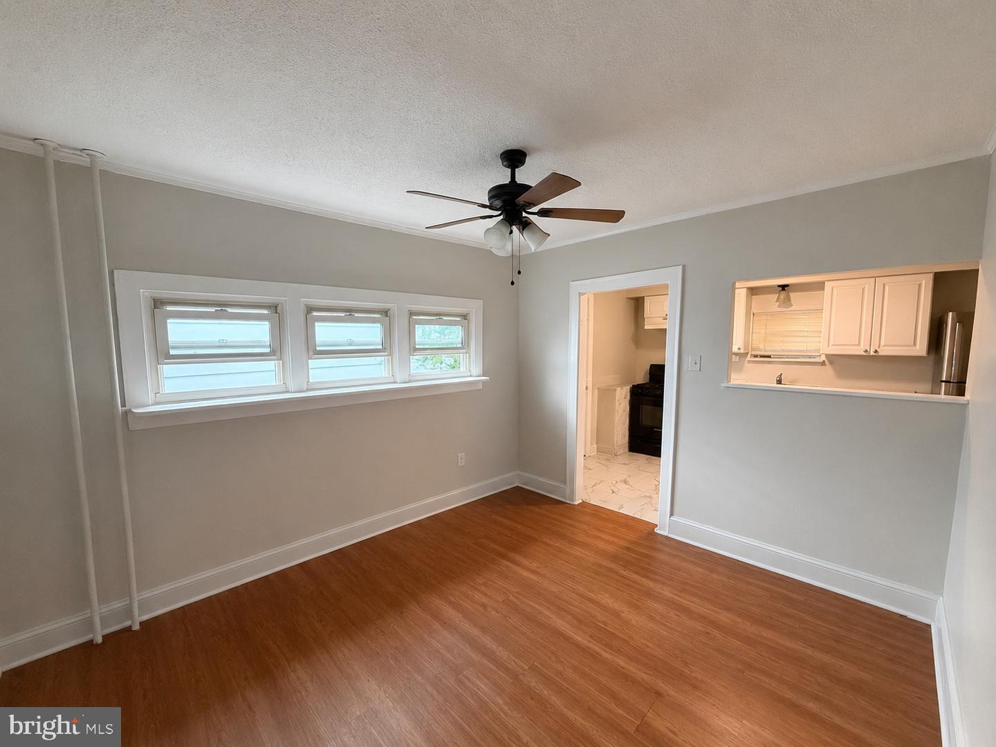 219 E Broad St Property Photo 5