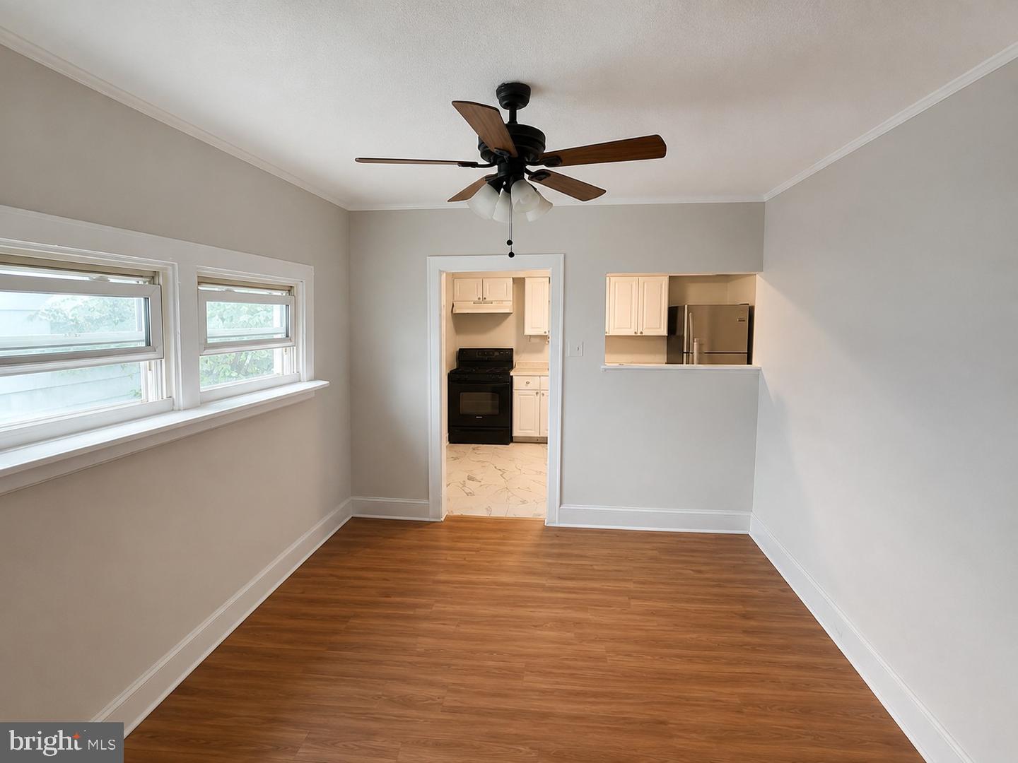 219 E Broad St Property Photo 6