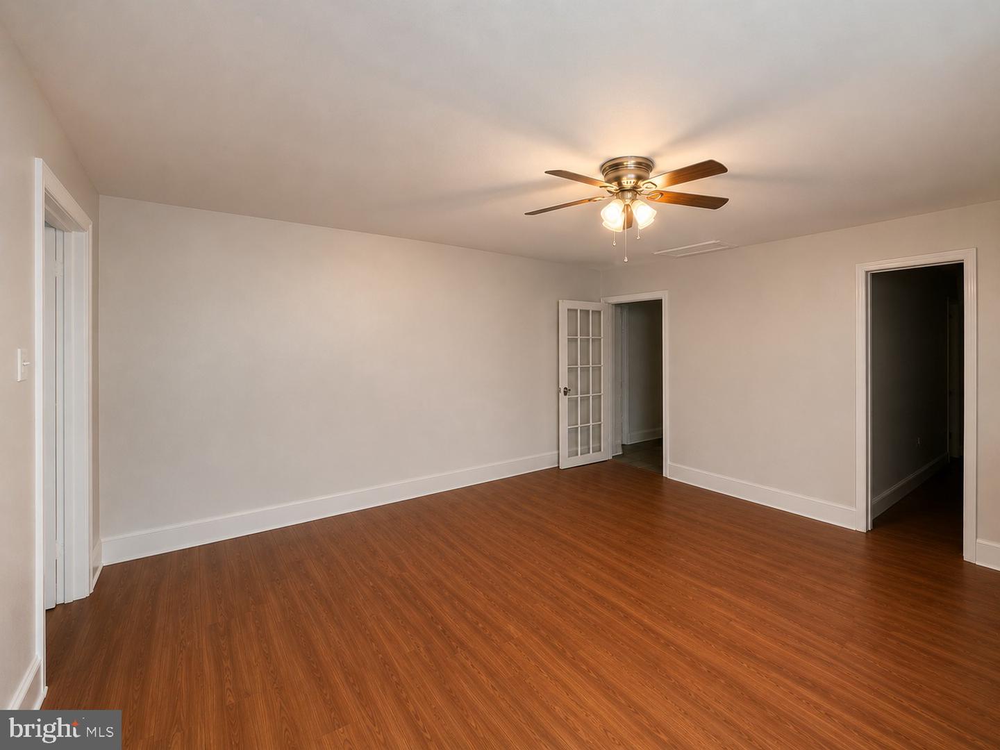 219 E Broad St Property Photo 7