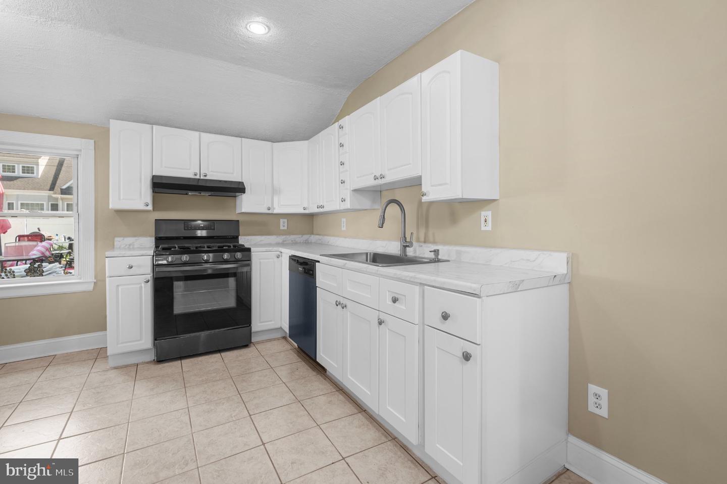 211 Lafayette St Property Photo 4