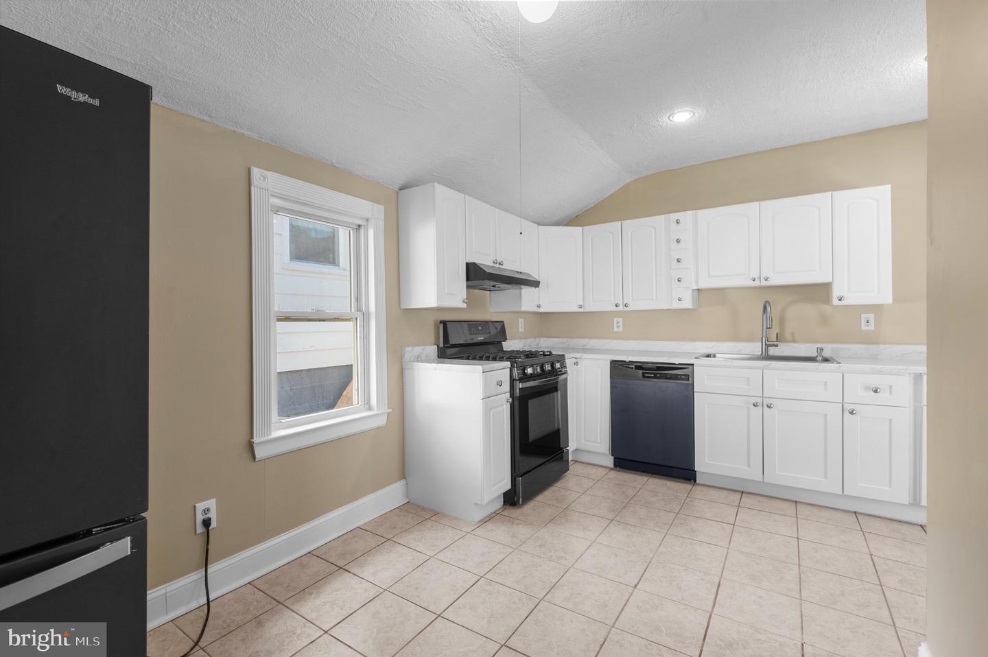 211 Lafayette St Property Photo 5